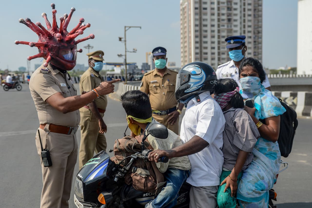 <b>Medidas de presión a la población (28 de marzo).</b> Utilizando un casco que imita la forma del coronavirus, un policía de Chennai, India, habla con los que continúan en las calles a pesar del mandato oficial de cuarentena. Según la agencia AFP, los oficiales ataviados con este curioso casco bailaban en la calle y al minuto siguiente golpeaban a los transeúntes por violar la norma. Este país de 1,300 millones de habitantes se decretó una cuarentena de 21 días el 24 de marzo .
<br>