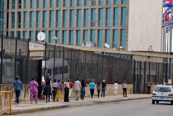 Mientras el gobierno de EE.UU. volvió a pedir a Cuba la liberación del contratista estadounidense Alan Gross durante la ronda de diálogo migratorio que tuvo lugar el jueves, en una sesión que se cerró sin aparentes avances, los cubanos trataban de llegar a las oficinas de la Sección de Intereses en La Habana, con la esperanza de conseguir una visa. "La delegación estadounidense reiteró su llamado a la liberación de Alan Gross, que fue arrestado por las autoridades cubanas el 3 de diciembre de 2009 y más tarde sentenciado a 15 años en prisión", dijo la portavoz del Departamento de Estado, Jen Psaki, en un comunicado. El diálogo migratorio es uno de los intercambios políticos más importantes que sostienen ambos países, sin relaciones diplomáticas desde 1962. La segunda ronda celebrada ayer estuvo centrada en asuntos como "la cooperación (bilateral) en aviación de seguridad, búsqueda y rescate y fraude de documentos consulares", según Psaki. "La delegación estadounidense subrayó las áreas donde ha habido cooperación exitosa, en materia de migración, en cuanto al intercambio de información sobre la prohibición de inmigrantes indocumentados y a la hora de clarificar aspectos de los recientes cambios de Cuba en política migratoria". Al igual que en la reunión de julio de 2013, la delegación cubana en el diálogo estuvo encabezada por la directora del Ministerio de Relaciones Exteriores de Cuba, Josefina Vidal; y la estadounidense por el subsecretario de Estado adjunto de EEUU para Latinoamérica, Alex Lee.