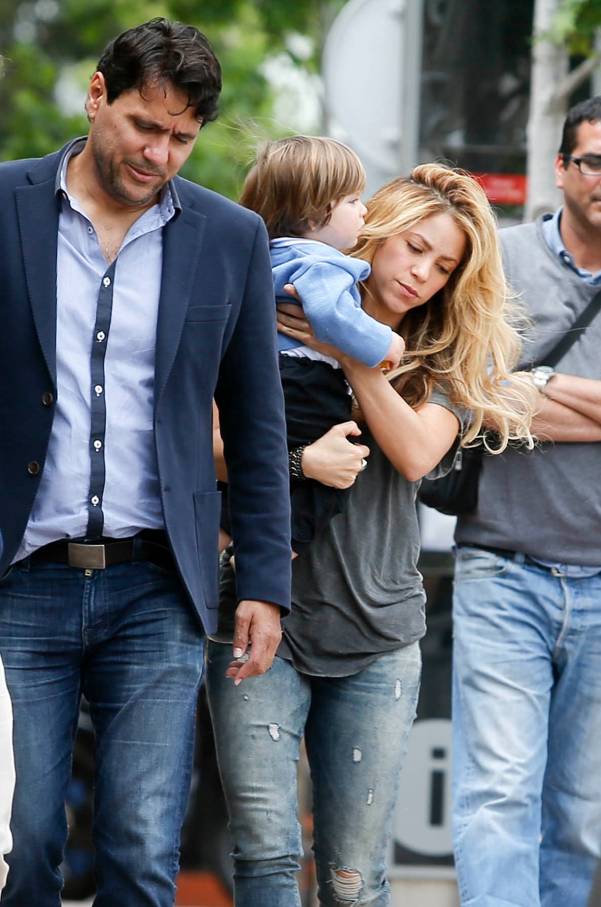 Primero se lo puso de costado.