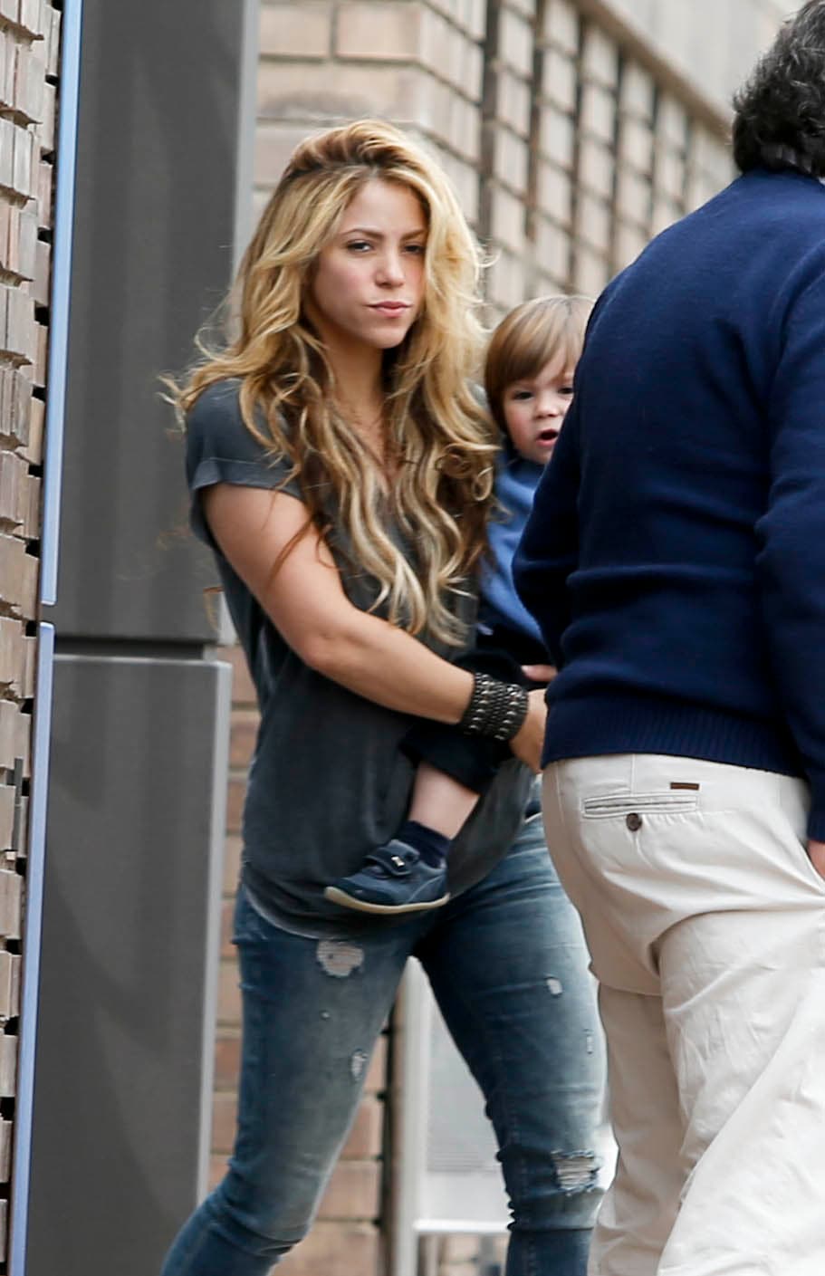 La cantante lucía casual en jeans, sin maquillaje y con su melena alborotada.