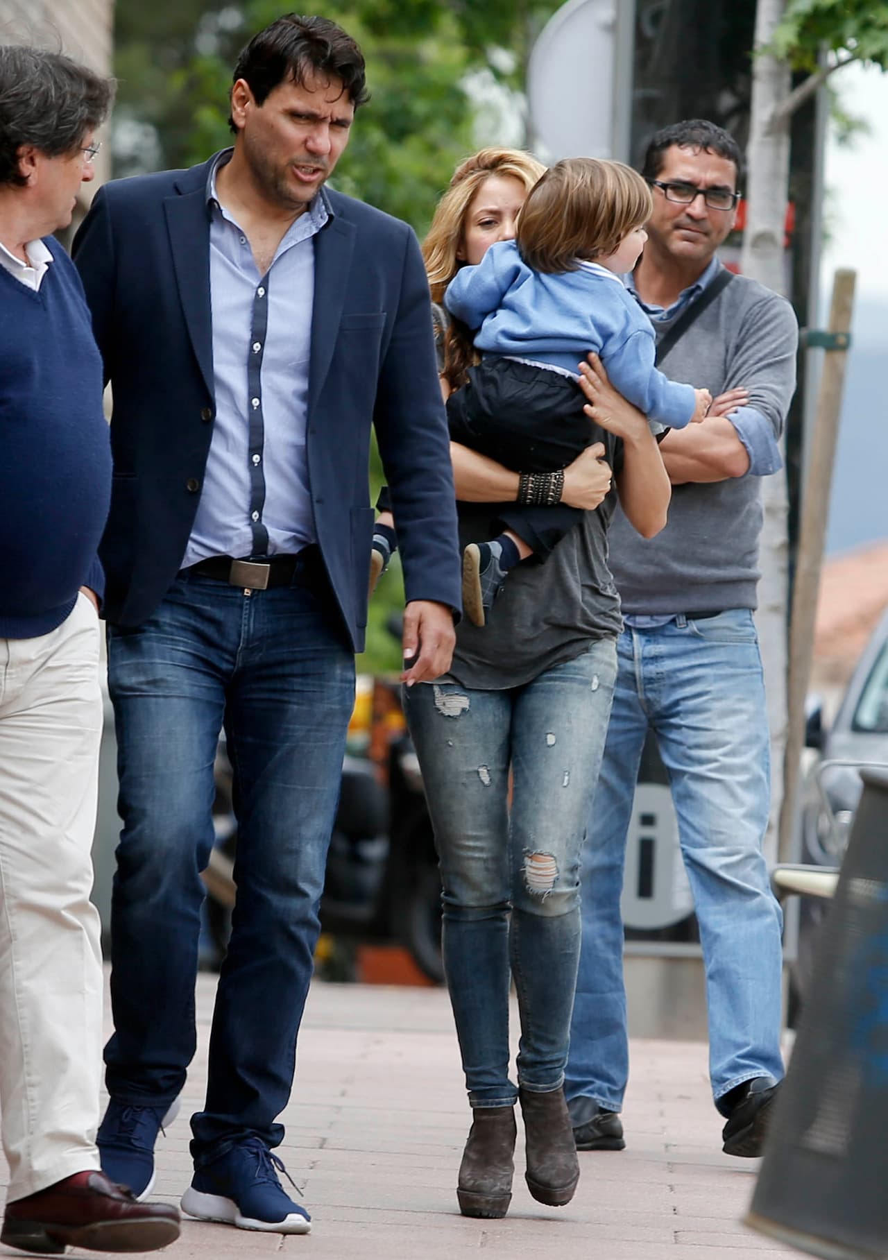 Con muchos esfuerzos, la intérprete apenas logra cargarlo.