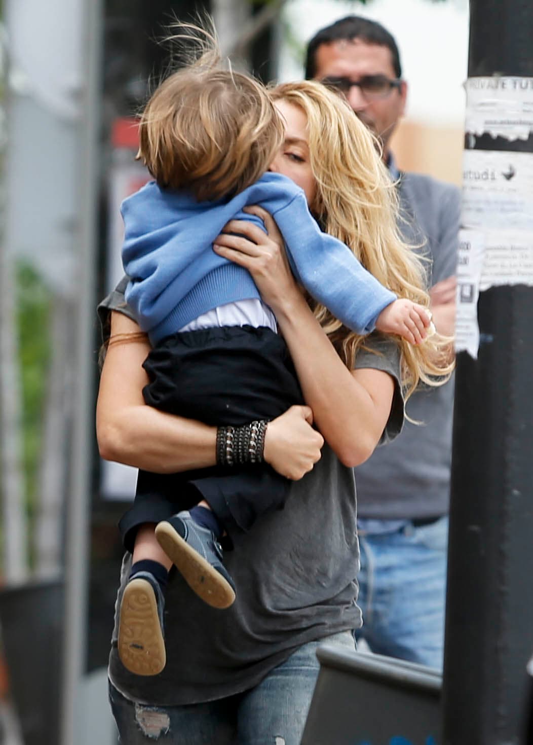 Le dio algunos besitos para calmarlo.