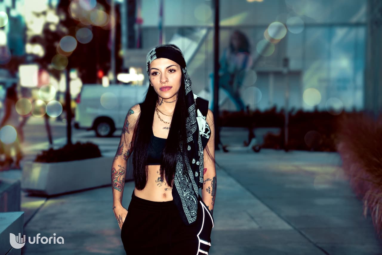 "…hay que educar de a poco, y hacerle a la gente entender que las mujeres también podemos hablar de la calle, y también podemos hablar de la droga, y podemos hablar de cosas malas porque
<b>las mujeres también hacemos cosas malas</b>…":
<b>Cazzu</b>.