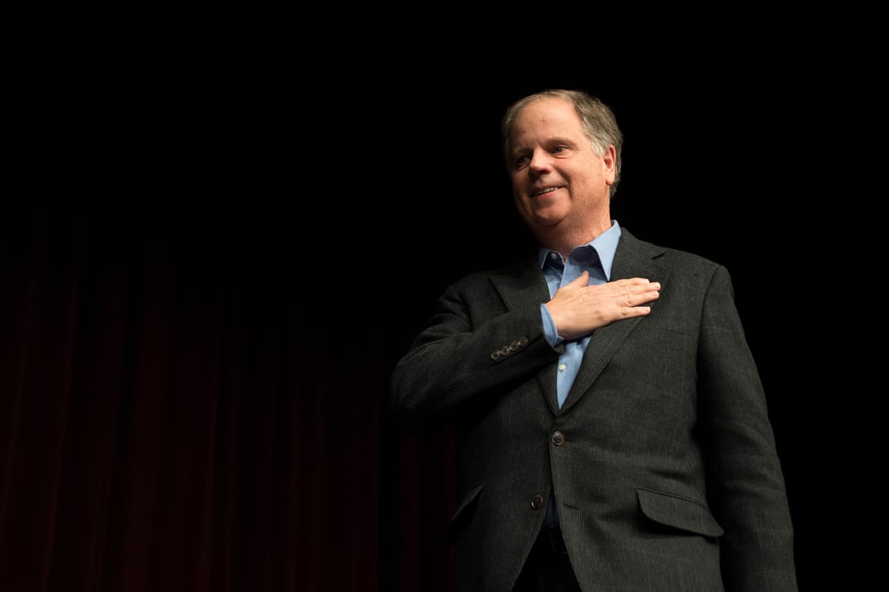 <b>Doug Jones. </b>El ahora senador por Alabama derrotó en mayo del 2018 al juez republicano Roy Moore en las elecciones por la vacante dejada por el fiscal general Jeff Sessions. Los comicios se realizaron en medio de un escándalo por supuesta conducta sexual inapropiada del candidato del presidente Trump.