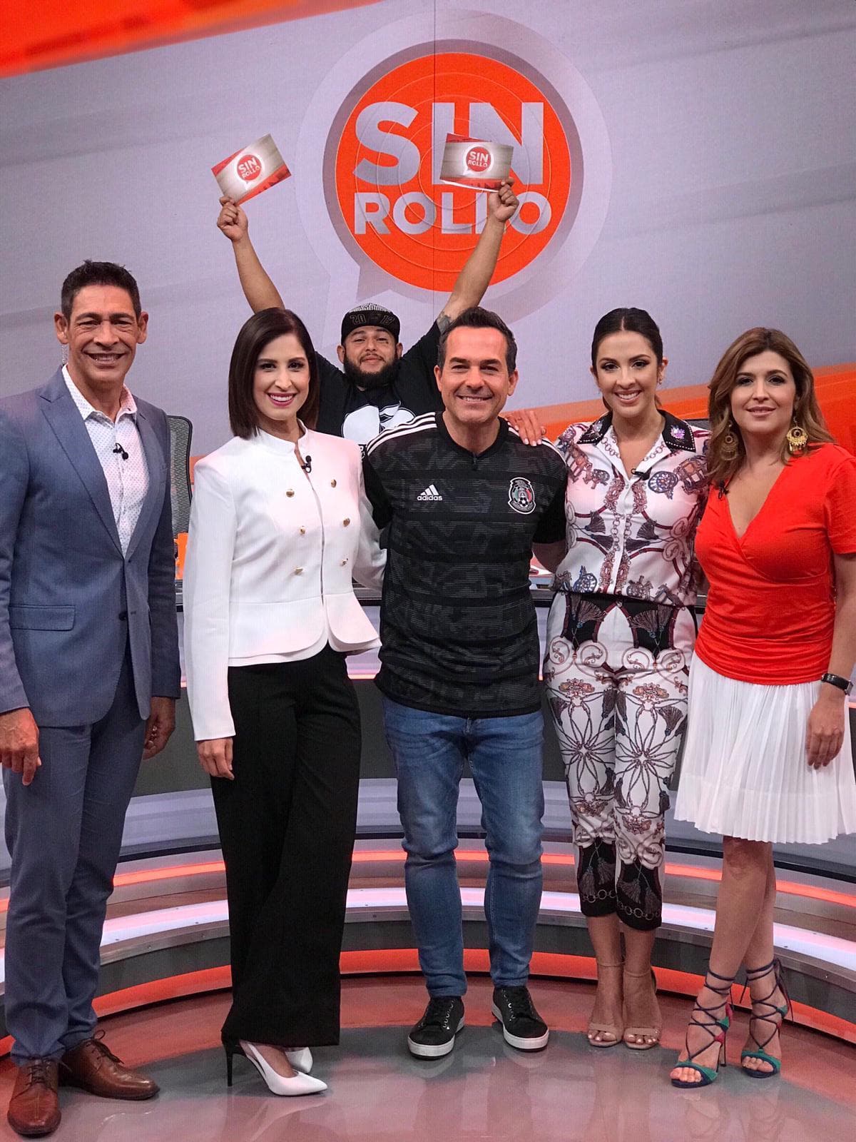 Los panelistas de Sin Rollo no se percataron que Claudio, mejor conocido como 'Molina' dejó las cámaras para ser parte de la fotografía grupal.