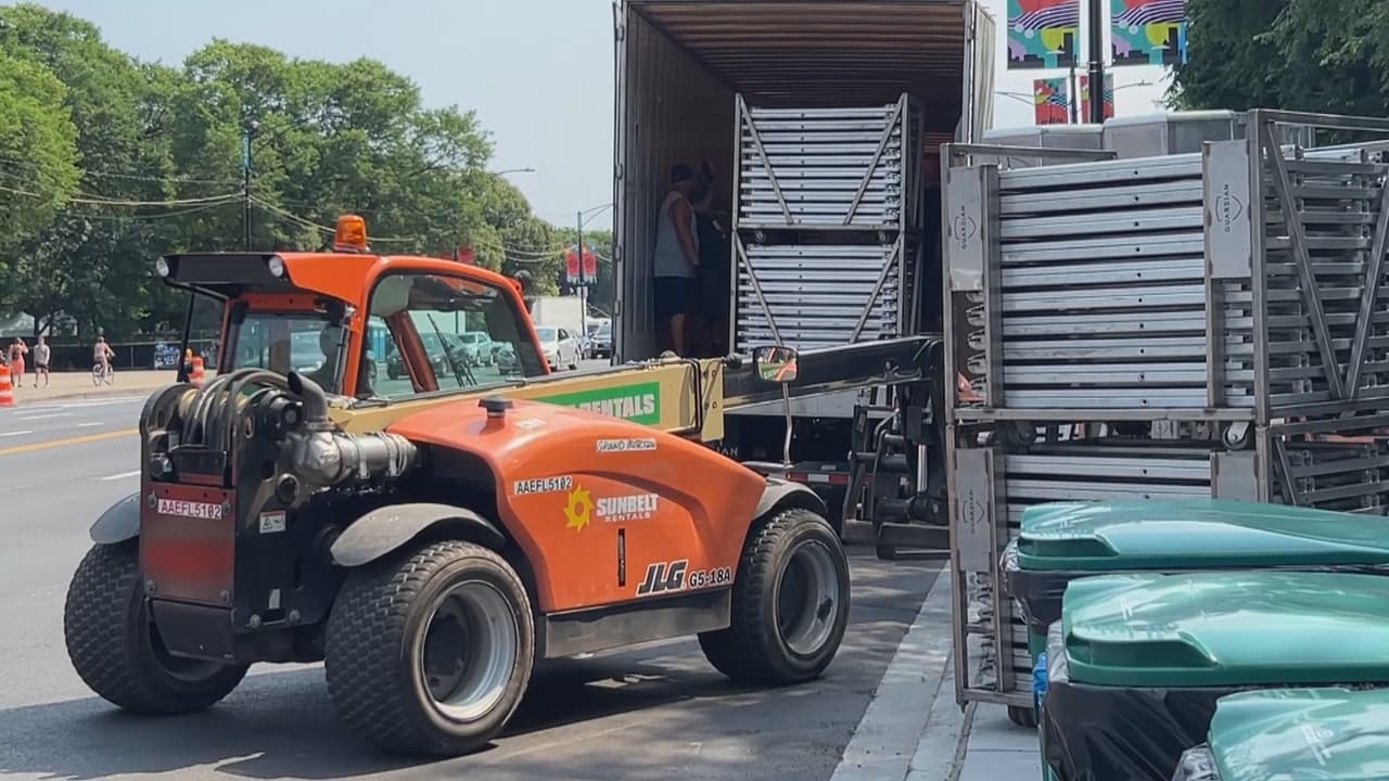 Comienza el despliege de maquinaria para la instalación de las tarimas, luces y cercas de seguridad entorno al Festival Loollapalooza en Chicago.