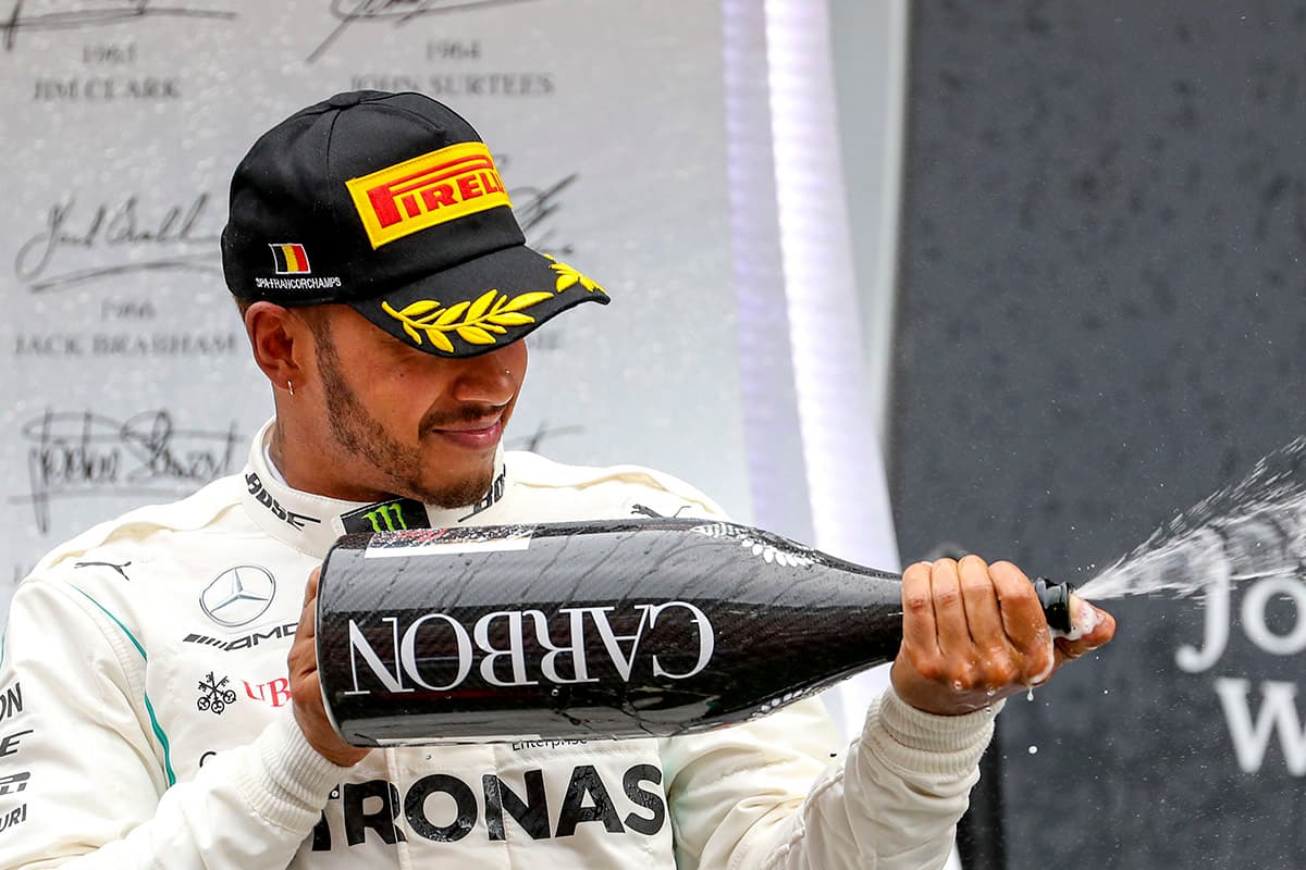 En el segundo lugar del podio quedó el líder del campeonato mundial de pilotos, Lewis Hamilton del equipo Mercedes.