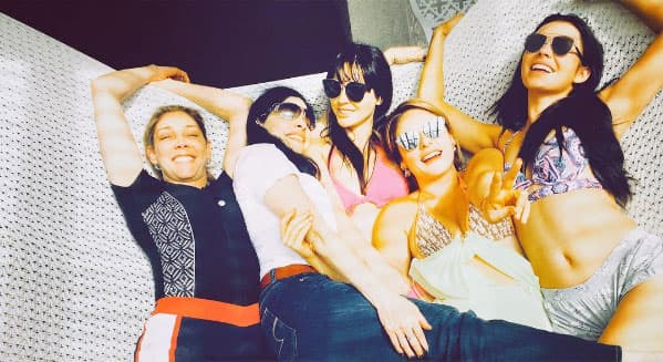 Aquí las invitadas tomándose un descanso antes de la boda.