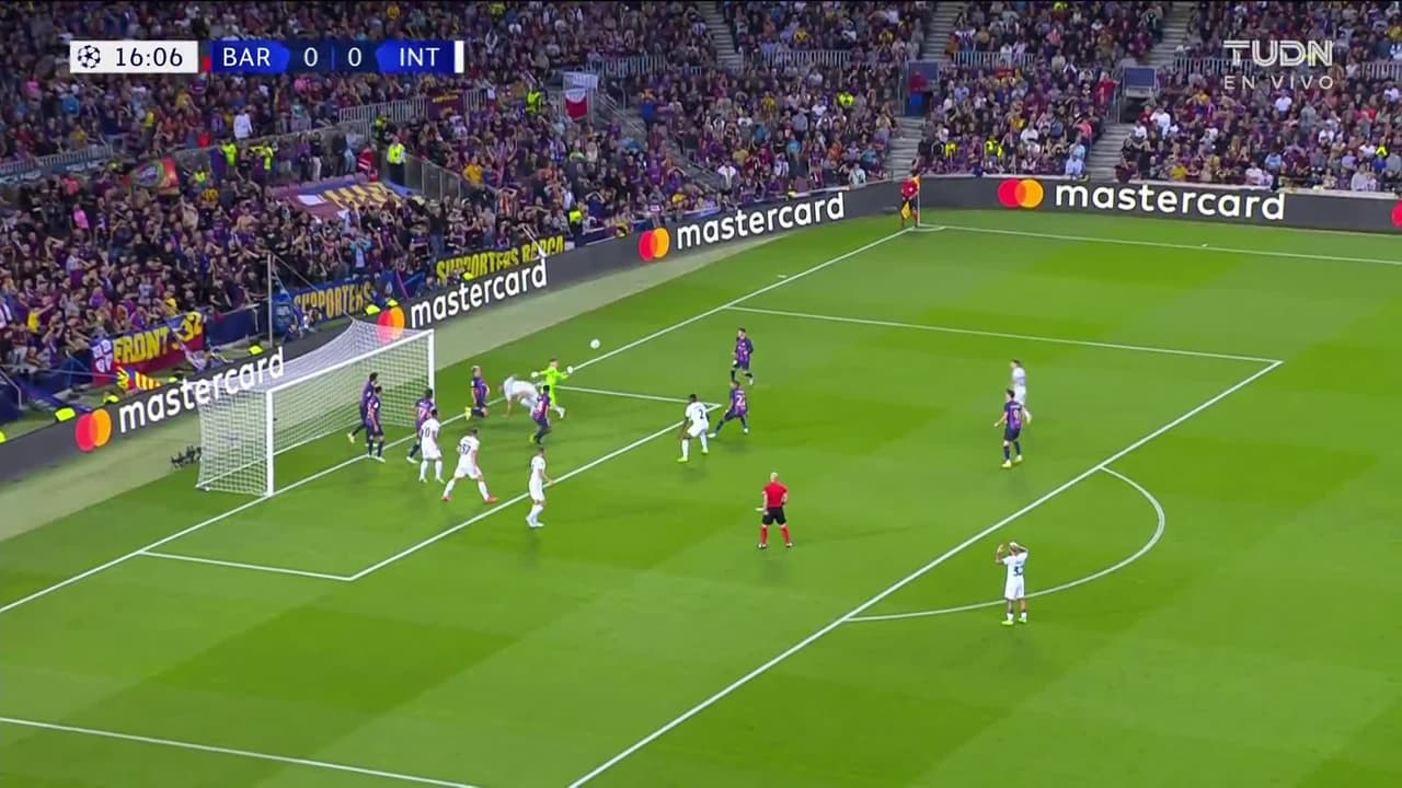 ¡CERCA! Edin Dzeko disparó que se estrella en el poste.