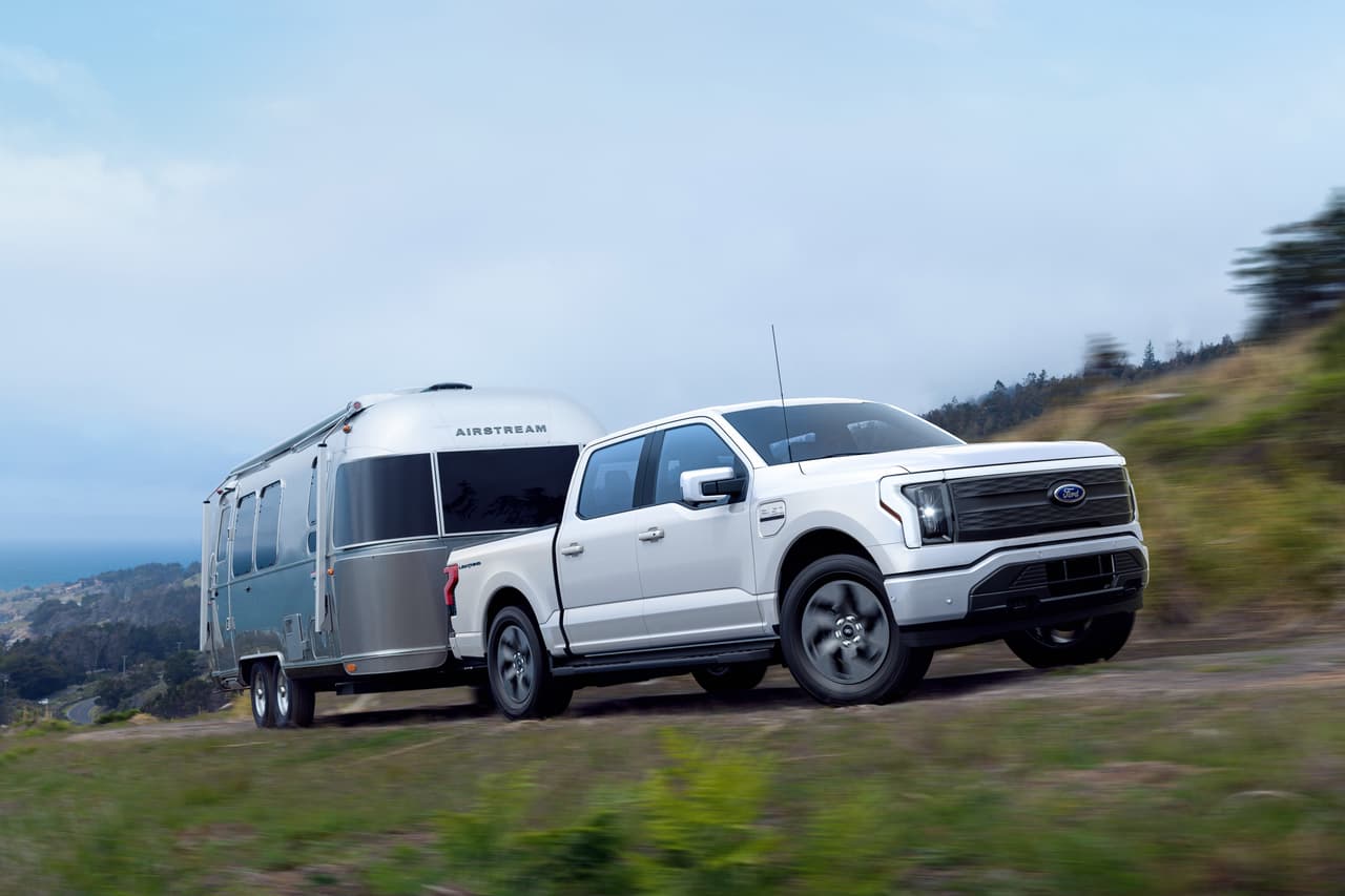 Además, su capacidad de carga útil es de 2,000 libras (907 kgs) en su versión de alcance estándar con ruedas de 18 pulgadas, mientras que su capacidad máxima de remolque es de 10,000 libras (4,536 kgs) para las versiones XLT y Lariat con la batería de alcance extendido y el paquete Max Trailer Tow.