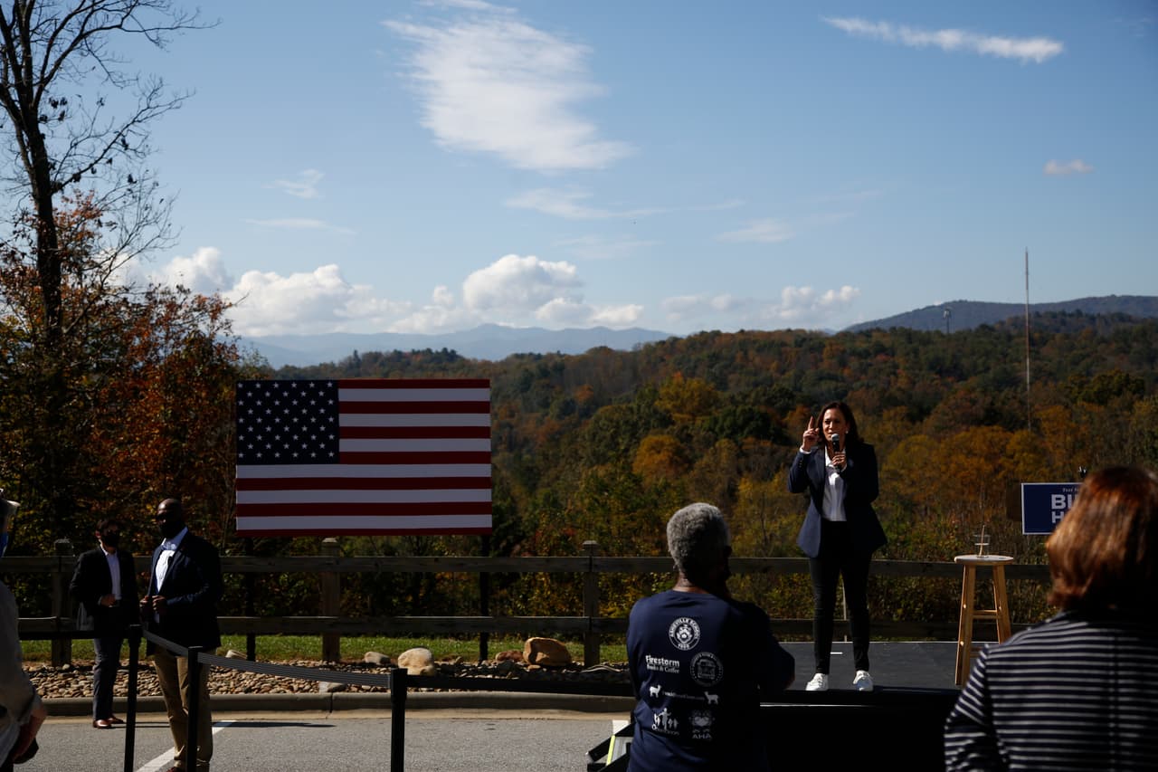 “Vote temprano", insistió la senadora desde el campus de UNCA.
