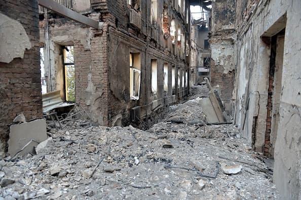 Esta fotografía muestra una vista de una escuela destruida como resultado de un ataque en Járkov, ubicada a unos 50 km de la frontera entre Ucrania y Rusia, el 28 de febrero de 2022.