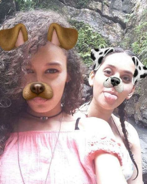 Al parecer, Lianishka disfruta caminar por la naturaleza.