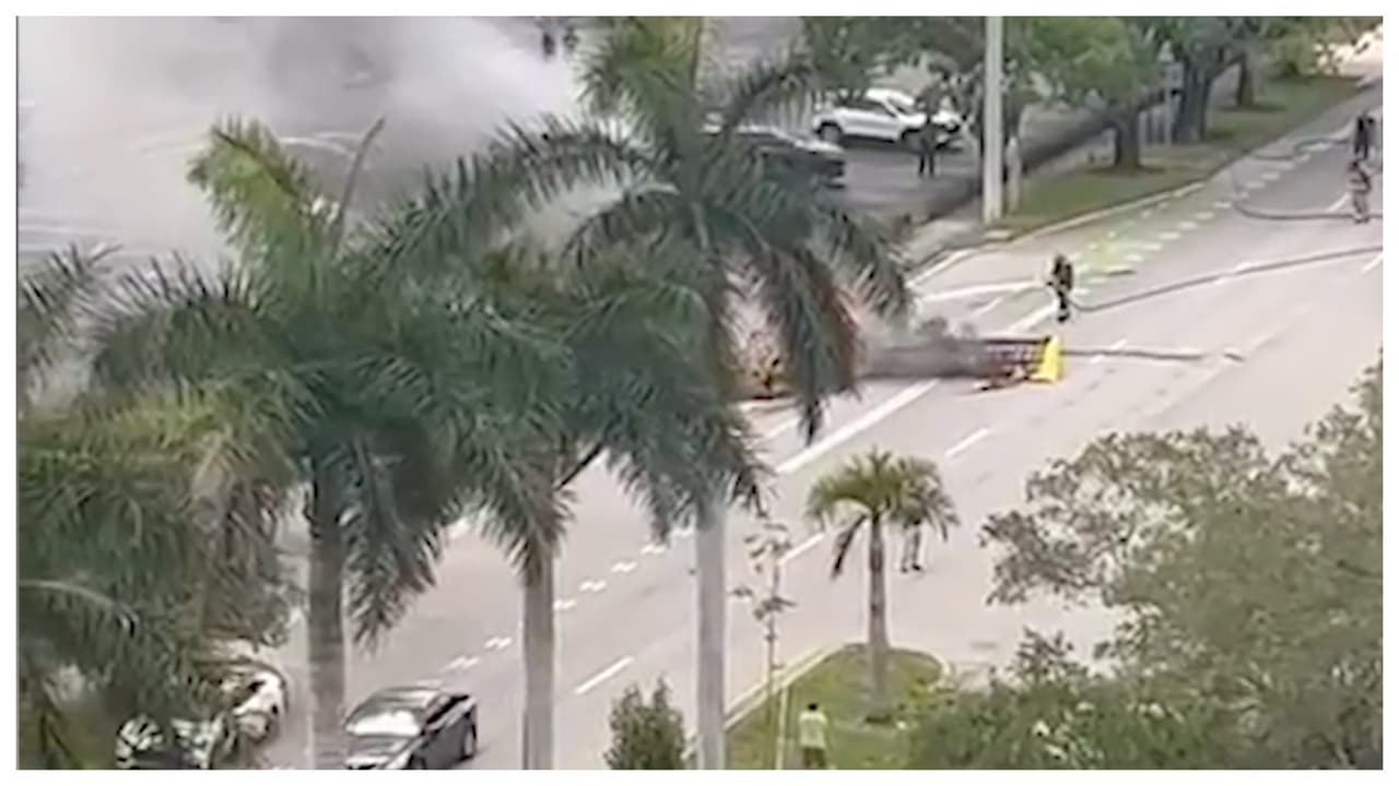 Una persona muere al estrellarse una avioneta de anuncios contra una calle de Hollywood