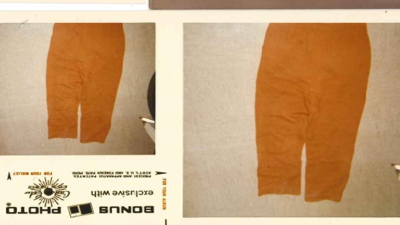 “La víctima fue encontrada en un saco de lona que había sido atado en la parte superior con una cuerda de algodón blanco. El saco era de algodón blanco de tejido suelto con las palabras "
<i>Deer-Pak Ames Harris Neville Co.</i>" impresas en verde”, detalla el 
<a href="https://www.facebook.com/MohaveCountySheriffsOffice/posts/172510065070592" target="_blank">comunicado de la Oficina del Sheriff del condado de Mohave. </a>