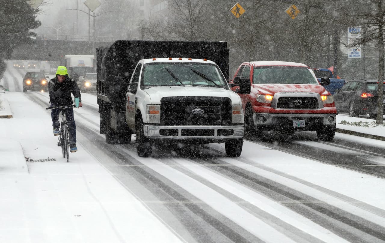 El sábado la tormenta comenzará a afectar a las planicies, el mediooeste y el noreste. Aunque no se esperan grandes cantidades de nieve, en algunos lugares pueden acumularse hasta seis pulgadas.