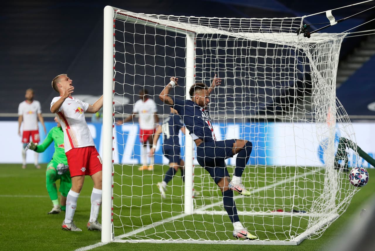 Tras una jugada polémica, Neymar empuja el balón hacia la portería y se convierte en gol del PSG.