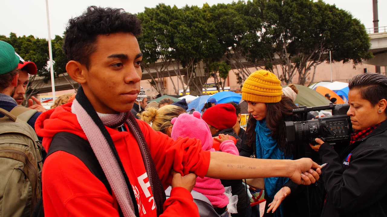 ¿Por qué los migrantes de la caravana llevan un número telefónico anotado en el brazo al pedir asilo?