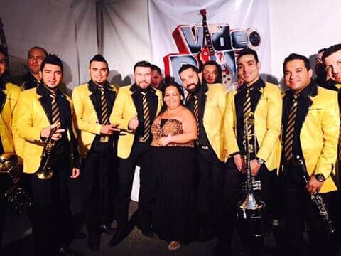 A través de los años, Marytoña se convirtió en el amuleto de la buena suerte de la banda y para todos lados se ha ido con ellos. Aquí en un evento en Guadalajara, Jalisco.