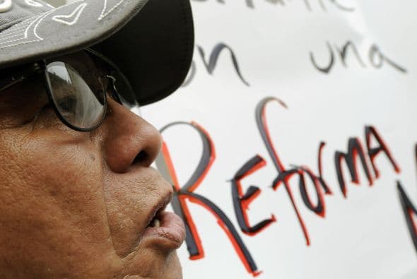 Líderes evangélicos lanzaron el lunes una campaña nacional de oración por una reforma migratoria que incluya, entre otros, una vía de legalización amplia para la mayoría de los 11 millones de indocumentados que viven en Estados Unidos. Ver toda la información