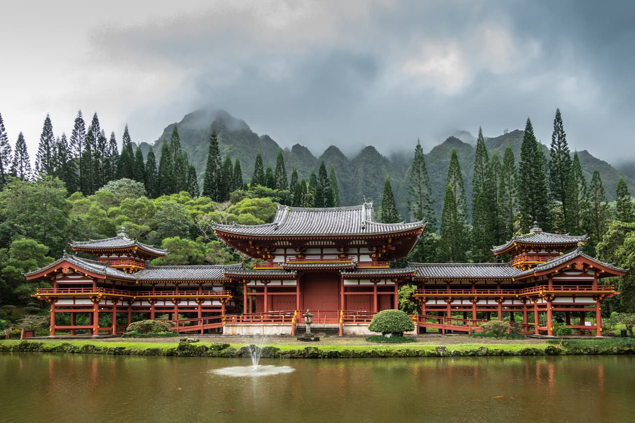 <b>Templo de Byodo-In, Oahu. </b>Cuando visite Hawaii tome un descanso de la playa y visite este templo budista en las montañas. Se dice que tocar la campana sagrada antes de entrar trae felicidad, lo que seguramente encontrará en la tranquila atmósfera de los terrenos y jardines. El templo es conocido por sus cisnes negros y peces koi, a los que puedes alimentar comprando una pequeña bolsa de comida en la tienda de regalos. 
<br>