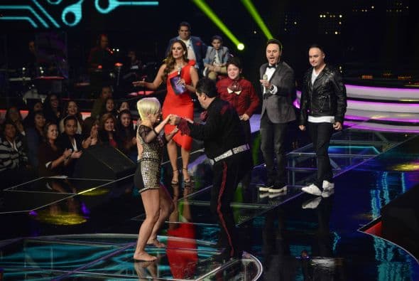 Los jueces subieron al escenario para darnos una clase de baile. Ana Torroja hasta se quitó los zapatos, Cristian Castro enseñó su movimiento de cadera a María León, Espinoza Paz bailó pegadito con Paty Cantú y Pee Wee se movió con candela.