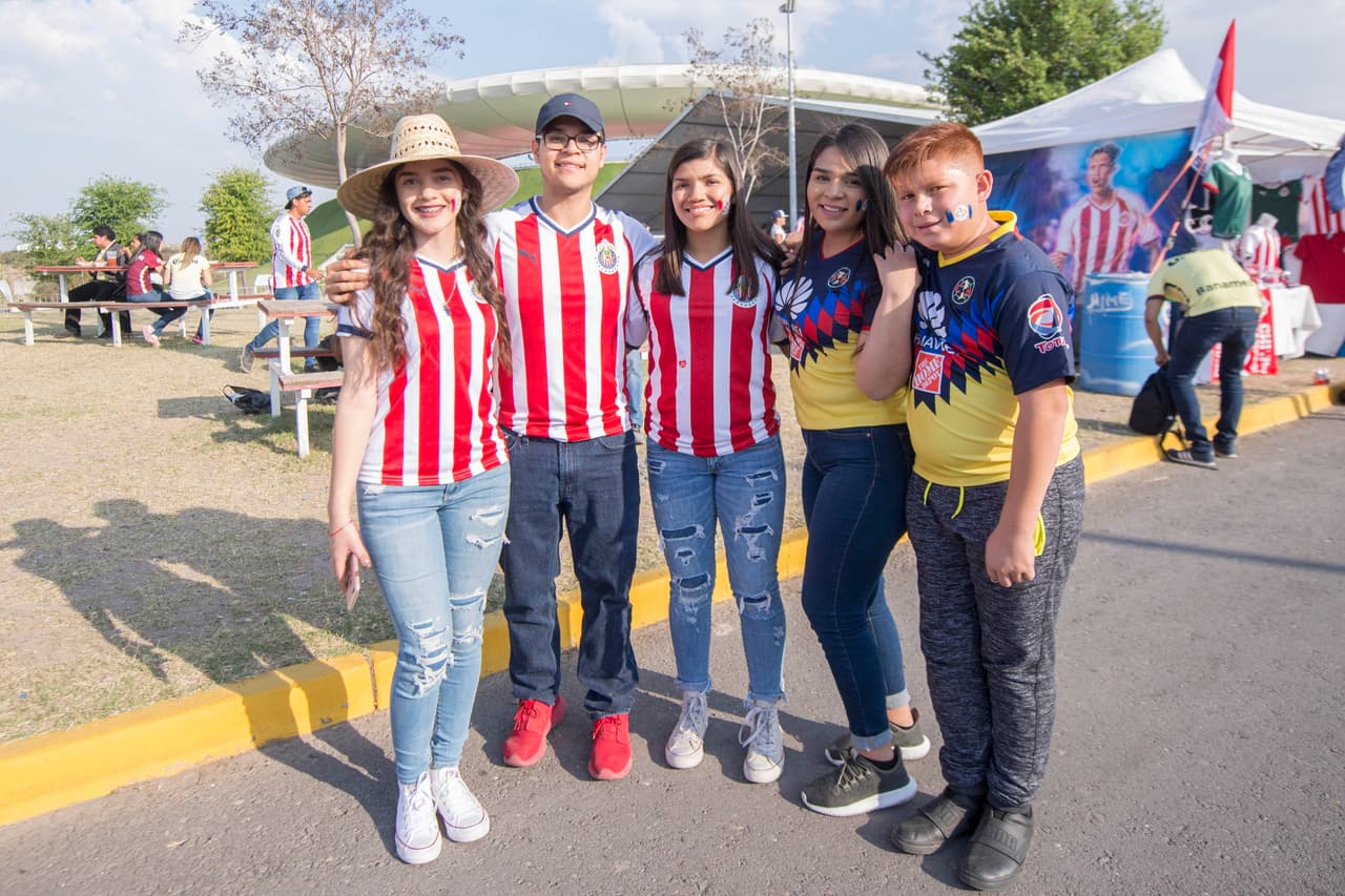 El Clásico Nacional entre las Chivas de Guadalajara y las Águilas del América en el Clausura 2018 de la Liga MX da muestras del colorido, respeto y buen ambiente entre dos rivales tradicionales en el fútbol mexicano.