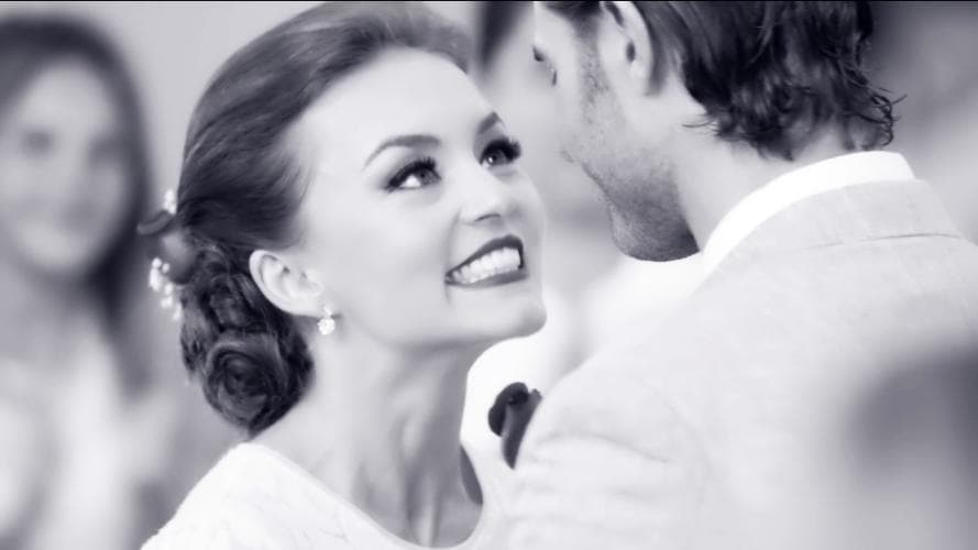 La cuarta vez que Angelique Boyer caminó hacia al altar con Sebastián Rulli fue en Tres Veces Ana. En esta telenovela la actriz hizo un papel triple, dio vida a las trillizas Ana Leticia, Ana Lucía y Ana Laura.