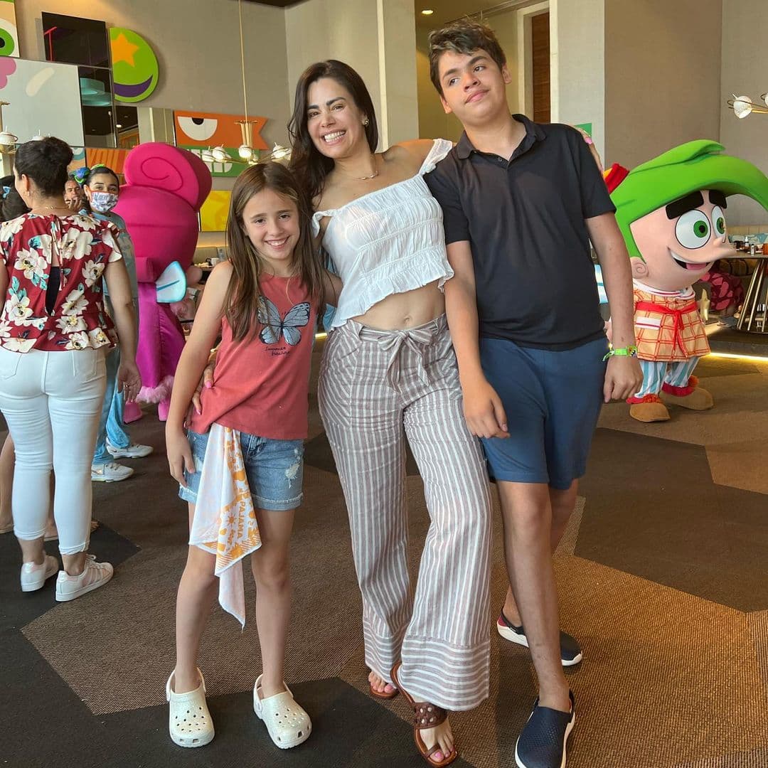 A pesar de las alegrías que le ha dado su hijo, Luz Elena también se ha enfrentado a la adversidad. En los primeros años de vida de Santiago, la actriz no sabía con certeza el padecimiento de su hijo, hasta los 8 años que fue
<b>diagnosticado con una leve discapacidad cognitiva con rasgos de autismo.</b>