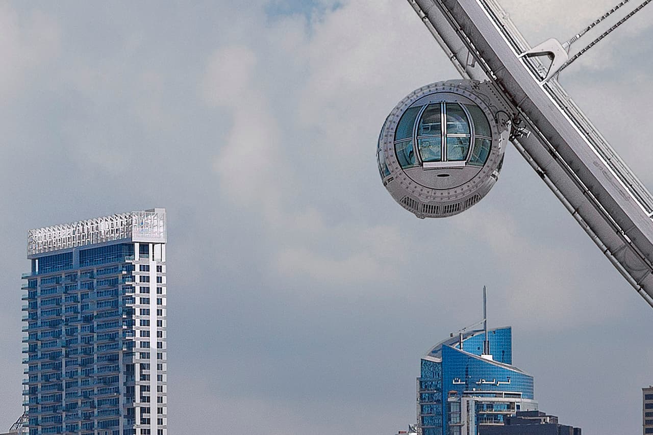 Cada uno de los cables responsables de mantener la integridad estructural de la rueda es más largo que un campo de fútbol profesional. Si se unieran uno tras otro tendrían una extensión de 1,500 millas, aproximadamente la distancia entre Ciudad de México y Los Ángeles.
<br>