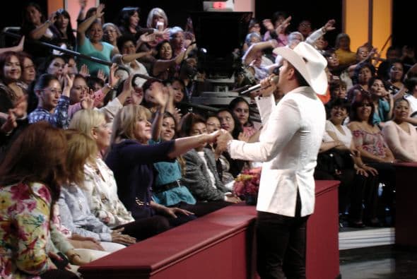 Fue así como se acercó al público para cantarle a su mamá, lo que fue uno de los momentos más conmovedores.
