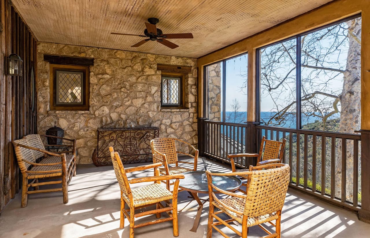 Mel Gibson le compró esta mansión a 
<b><a href="https://www.univision.com/local/los-angeles-kmex/david-duchovny-recibe-su-estrella-en-el-paseo-de-la-fama">David Duchovny</a></b>, en 2008.