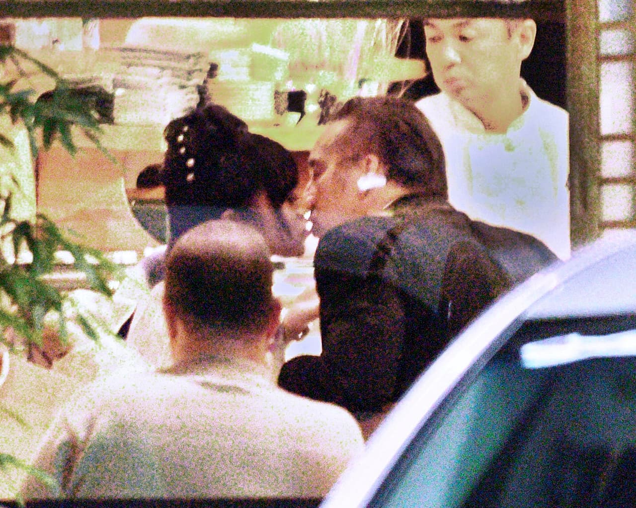 ¡Y ya anda de querendón con otra mujer asiática!