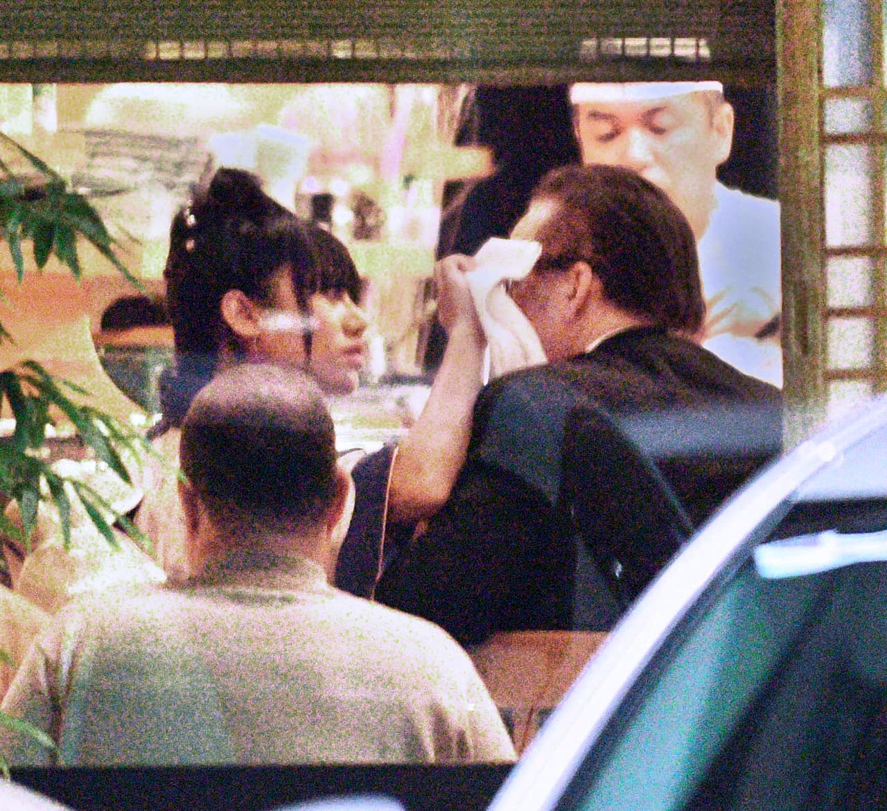 ¡Hasta le limpiaba el sudor de su rostro!