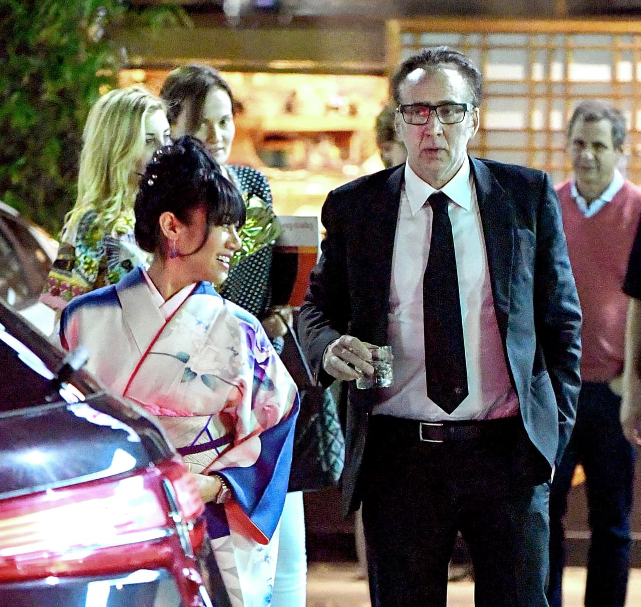 El actor se llevó su bebida para llevar.