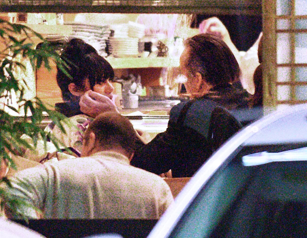 Y su date era una misteriosa mujer vestida de geisha.