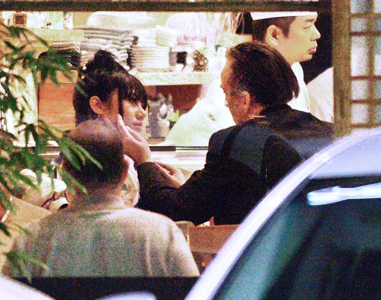 Lo vimos muy cariñoso en un restaurante de sushi.