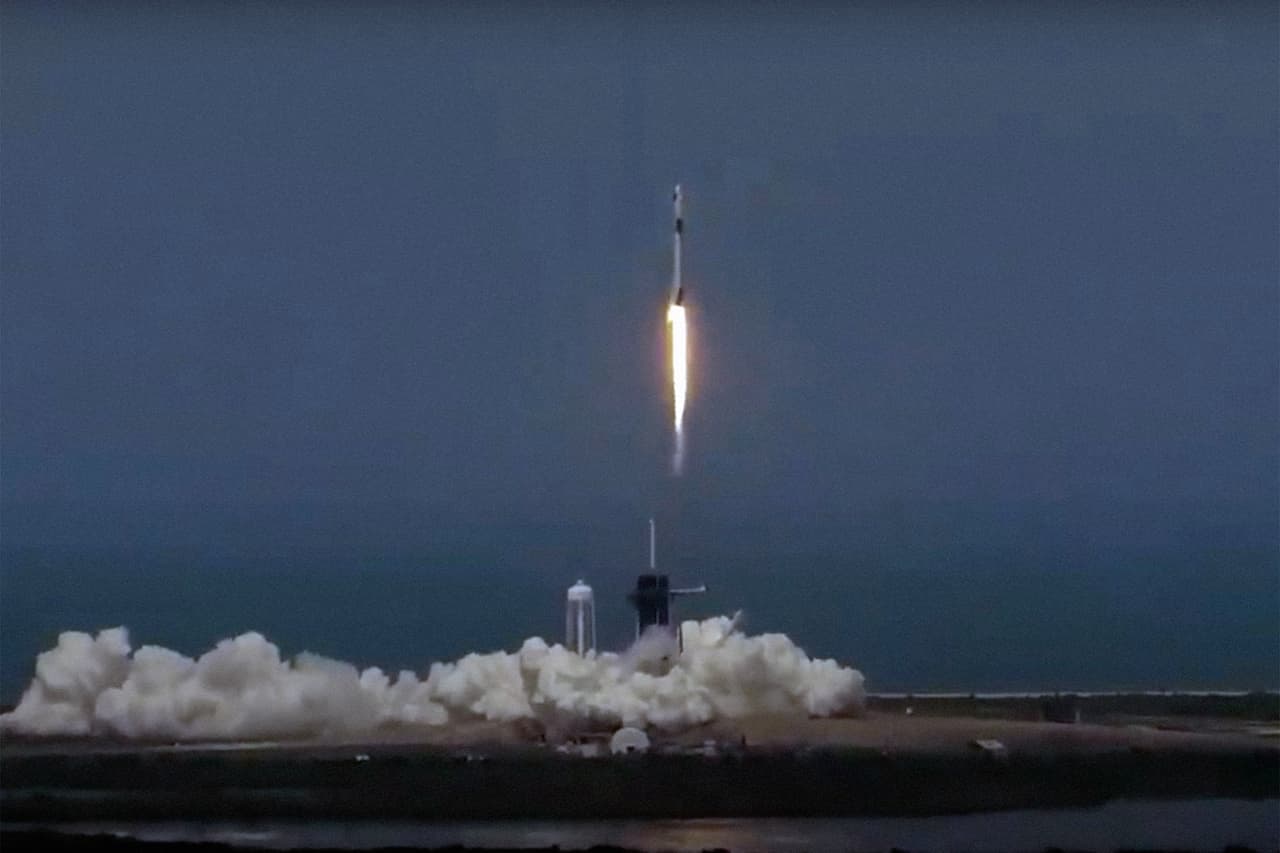 Este lanzamiento coloca a SpaceX como la primera compañía privada en poner personas en órbita, algo logrado antes por solo tres países: Rusia, Estados Unidos y China.