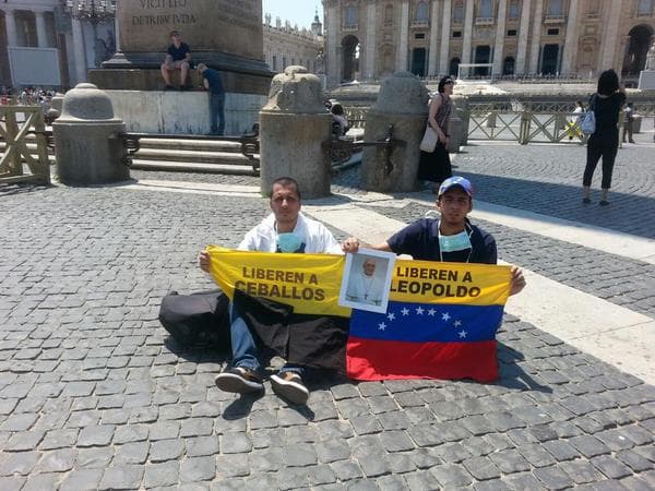 José Vicente García y Martín Paz, se declararon en huelga de hambre a las afueras de la sede papal en Roma para presionar una respuesta efectiva del régimen venezolano sobre el petitorio activado por los líderes opositores Leopoldo López y Daniel Ceballos