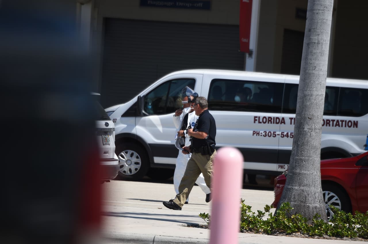El traslado de los pasajeros se hizo bajo estrictas medidas de seguridad para evitar los contagios a otras personas, según dijo el alcalde de Mami-Dade Carlos Giménez.
<br>