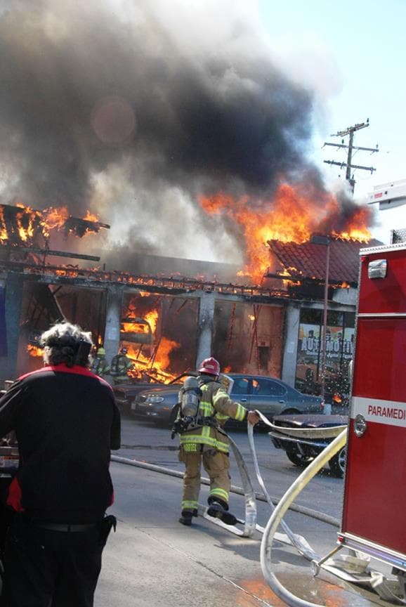 Las llamas consumieron dos locales y varios vehículos