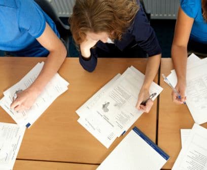 Puede resultar un dolor de cabeza, pero el Times reporta que la evaluación constante es fundamental para ampliar el conocimiento y recordar lo estudiado. Las evaluaciones ayudan a refrescar lo leído y sirven como excelente preparación para exámenes finales.