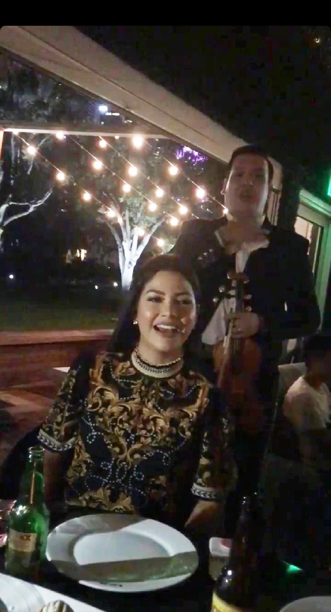 Los festejos matutinos no fueron los únicos que Ana Patricia vivió en su gran día, ya que la familia le preparó otra celebración por la noche, en la que se le vió disfrutando de una velada a la mexicana en compañía de sus seres queridos.