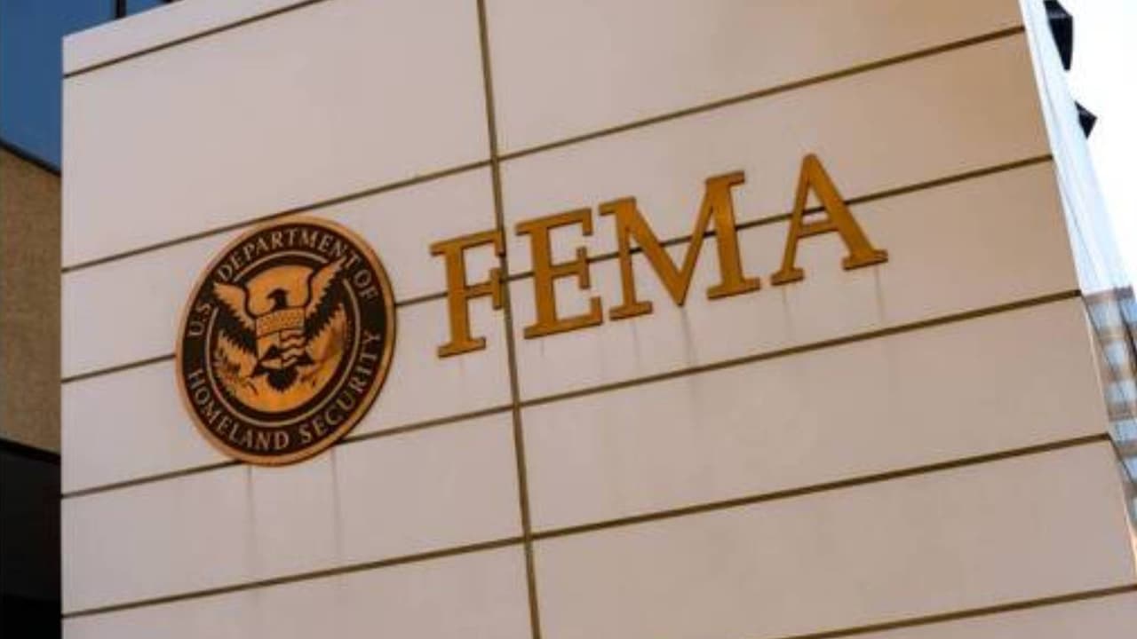 Jueza ordena restituir fondos de emergencia a estados demócratas: resumen de las noticias del día