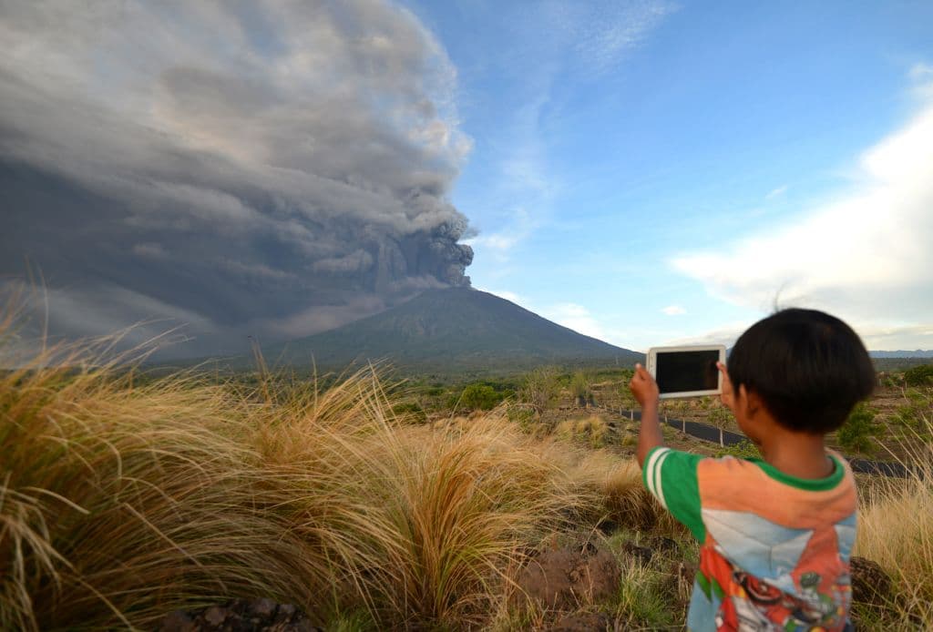 Bali, famosa por el surf, sus playas y templos, atrajo casi 5 millones de turistas el año pasado y su aeropuerto sirve como un centro de transporte para las islas del archipiélago al oriente de Indonesia.