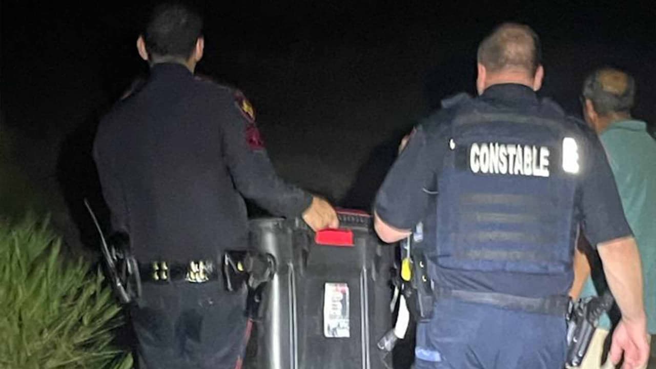 Los oficiales Romero y Morales del precinto 4 atraparon al animal que fue liberado luego.