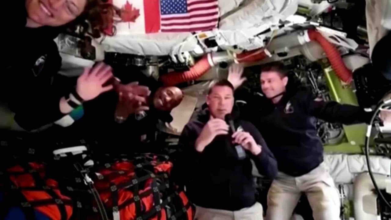 Astronautas de la NASA avanzan rumbo a la órbita lunar en misión Orión