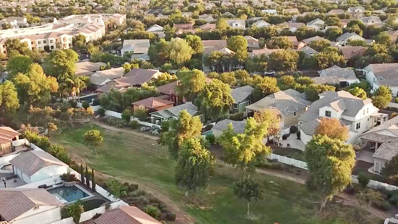 Reporte muestra que unas 1,500 casas en Austin se vendieron $100,000 por encima del precio que pedían