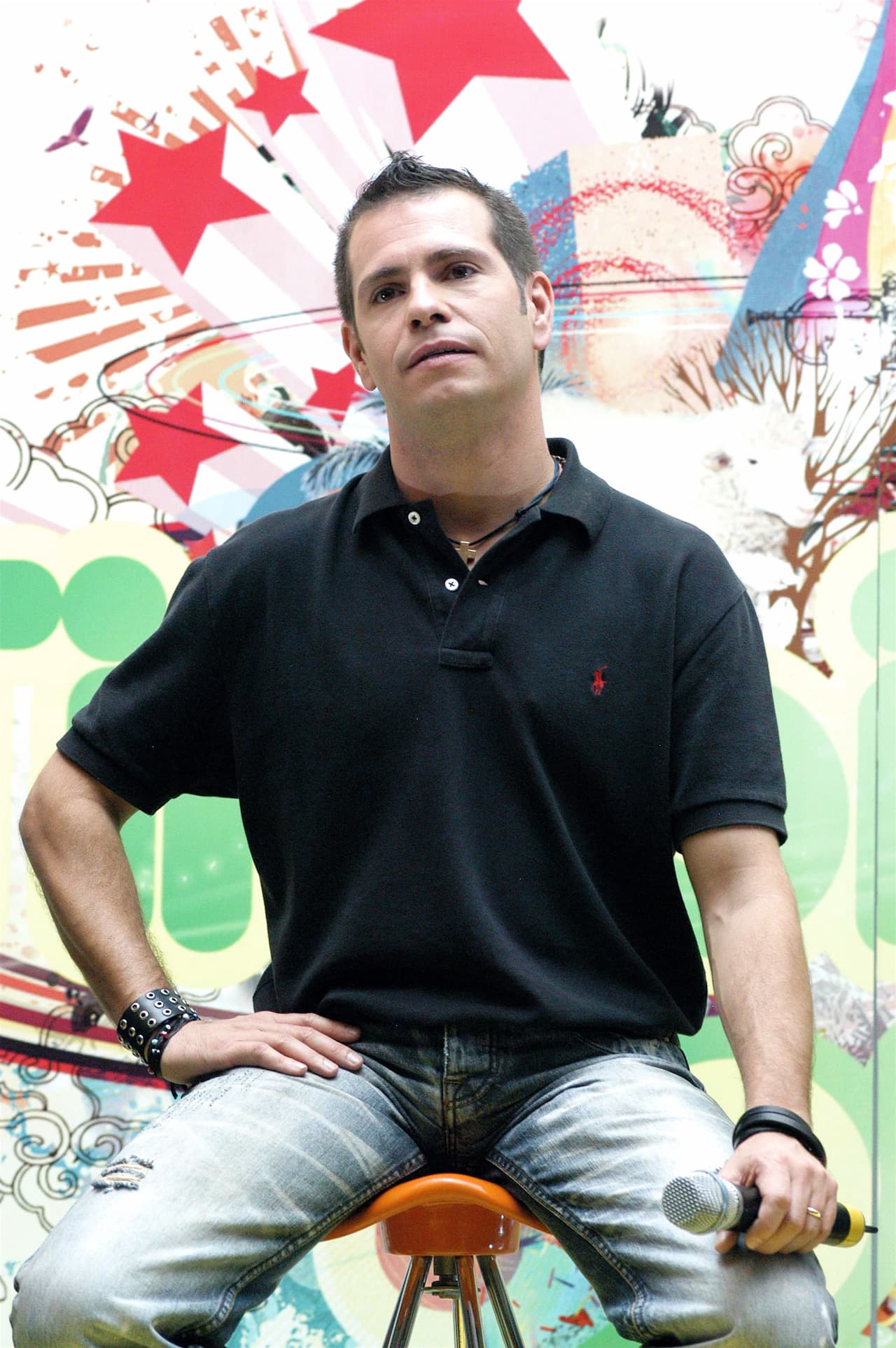 <b>Diego Schoening</b> 
<br>Diego dio vida a Roberto, uno de los conductores del programa ‘Confidente de secundaria’. El también cantante formó parte de grupo Timbiriche y trabajó en proyectos como ‘Muchachitas’, ‘Un nuevo día’ y ‘
<a href="https://www.univision.com/programas/novelas/el-elenco-de-agujetas-de-color-de-rosa-tuvo-reencuentro-asi-lucen-ahora-fotos">Agujetas de color de rosa</a>’ .