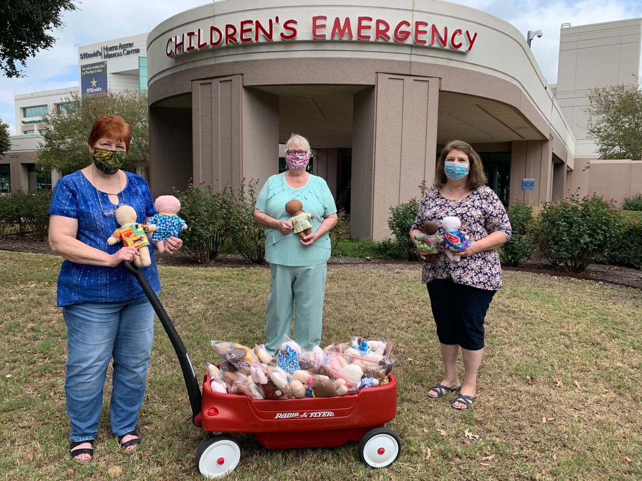 Los pacientes del hospital tienen la oportunidad de elegir una muñeca y personalizarla.